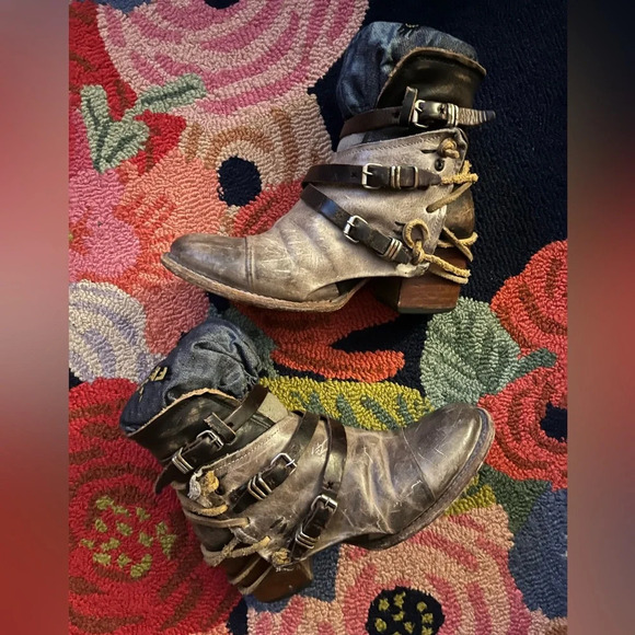 Freebird by Steven Crue in Grey Multi - Picture 10 of 14